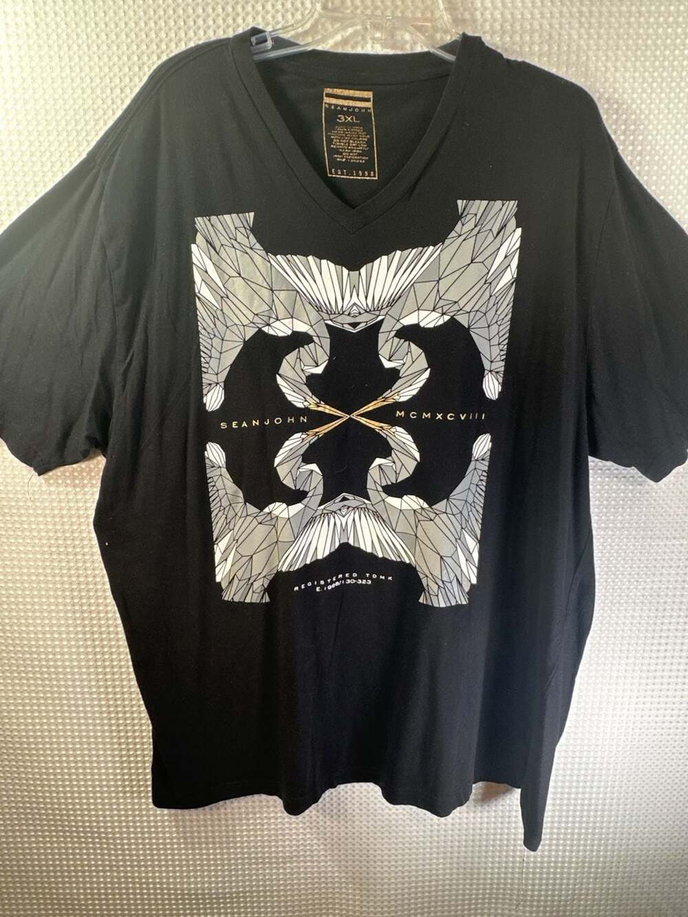 Sean John Geometric Bird Graphic V-Neck T-Shirt MCMXCVIII Black